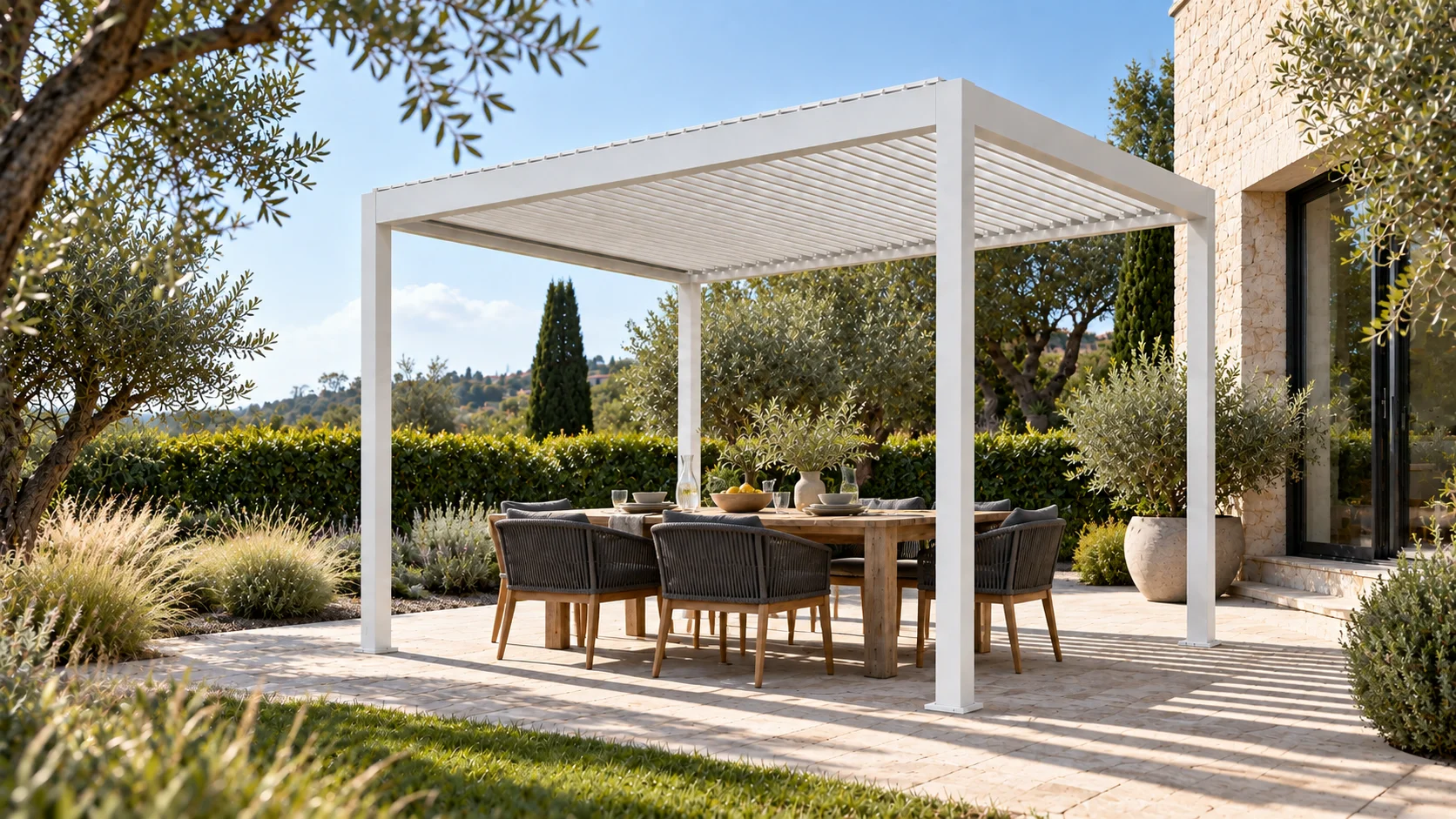 Pergola LUMINA bianca con tavolo da pranzo in un giardino moderno