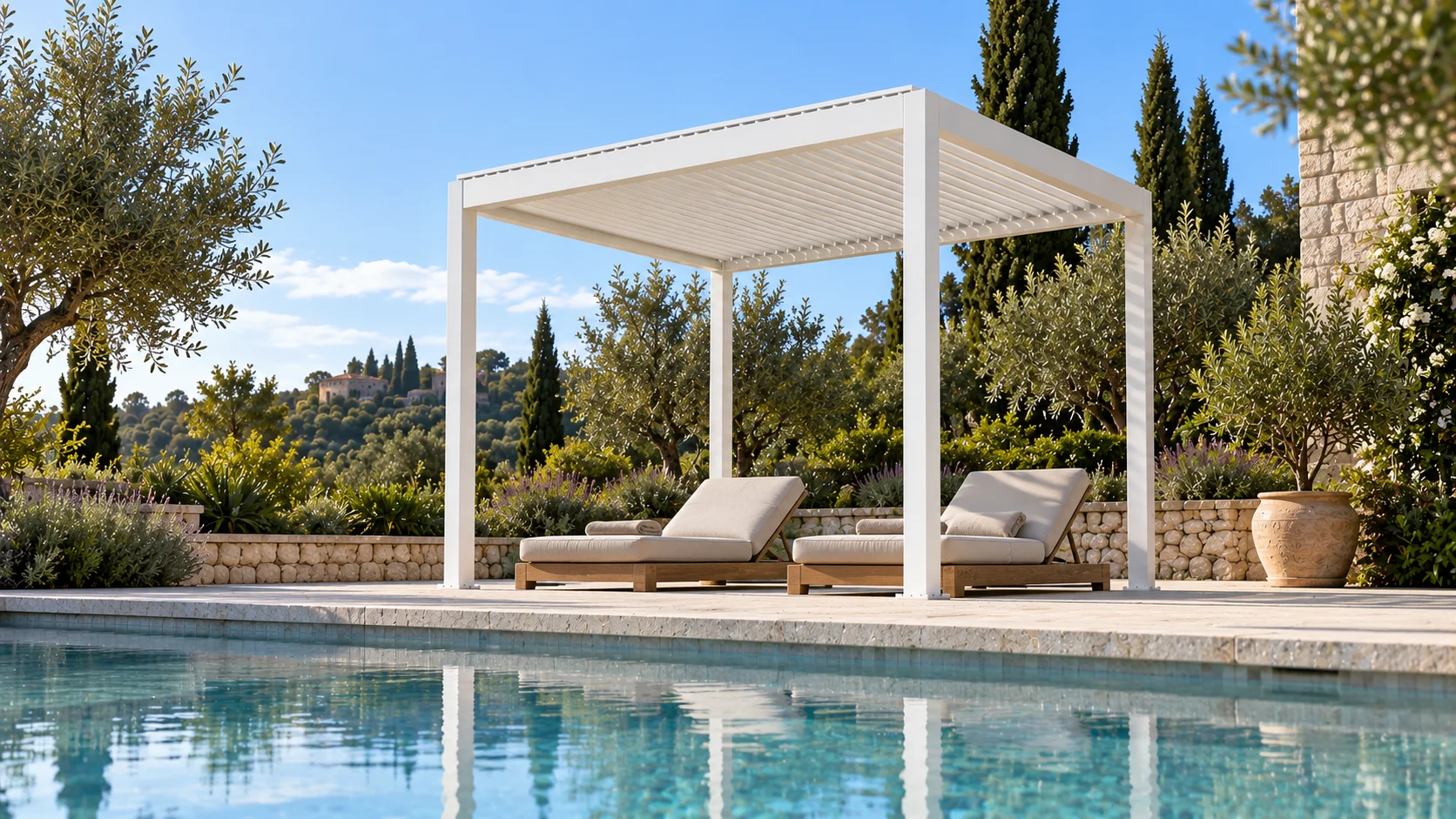Pergola LUMINA bianca con lettini accanto alla piscina