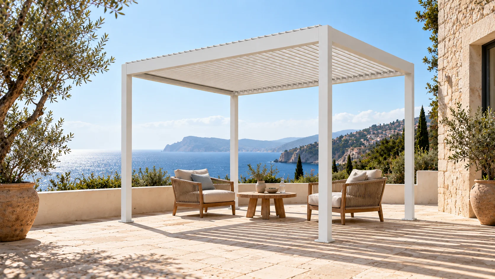 Pergola LUMINA bianca su una terrazza affacciata sul mare