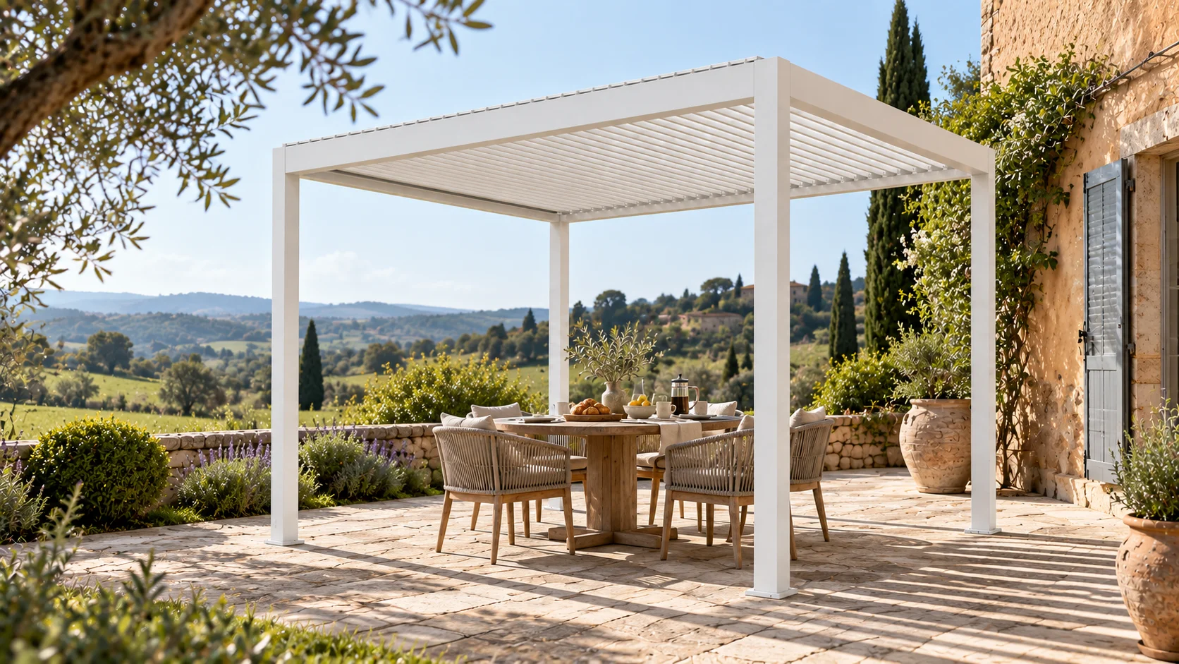 Pergola LUMINA bianca con tavolo per la colazione in campagna