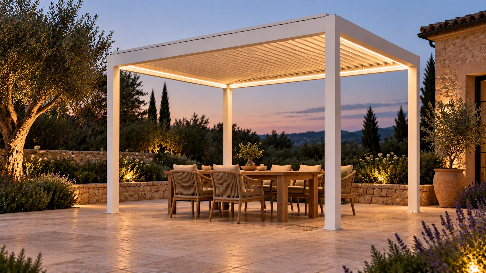 Pergola LUMINA bianca con LED e tavolo da pranzo al crepuscolo