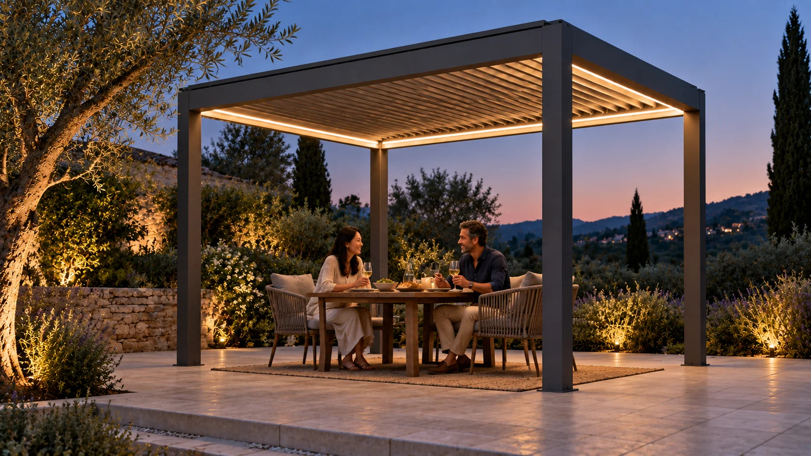 Una coppia cena sotto la pergola LUMINA antracite illuminata a LED