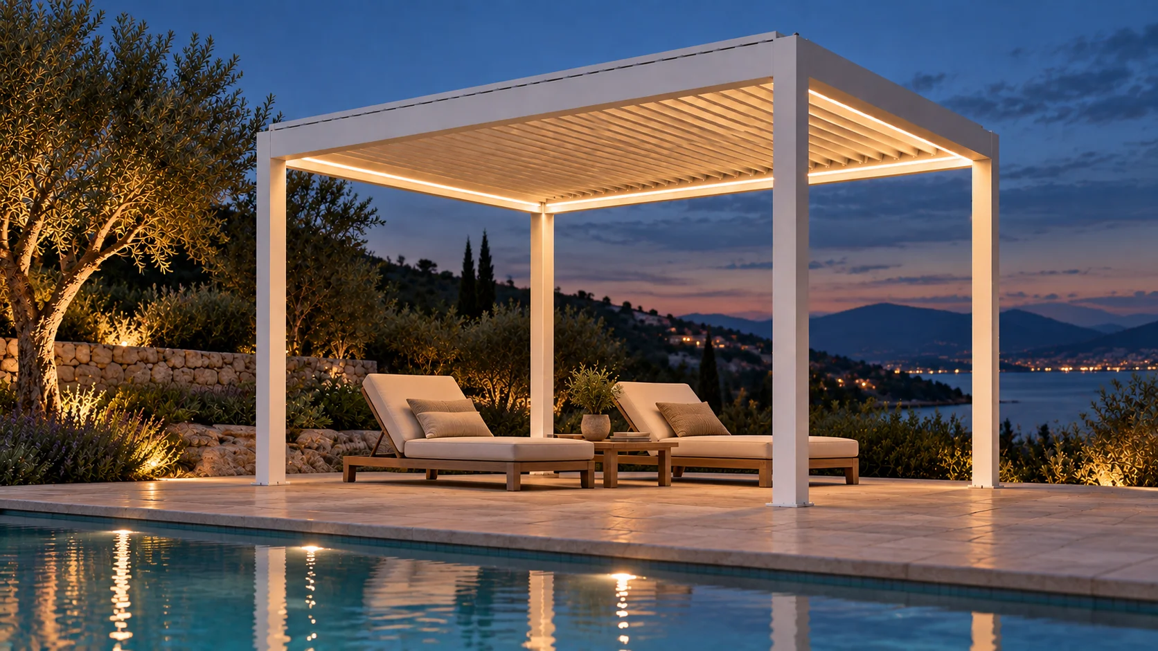 Pergola LUMINA bianca illuminata a LED accanto alla piscina all’ora blu