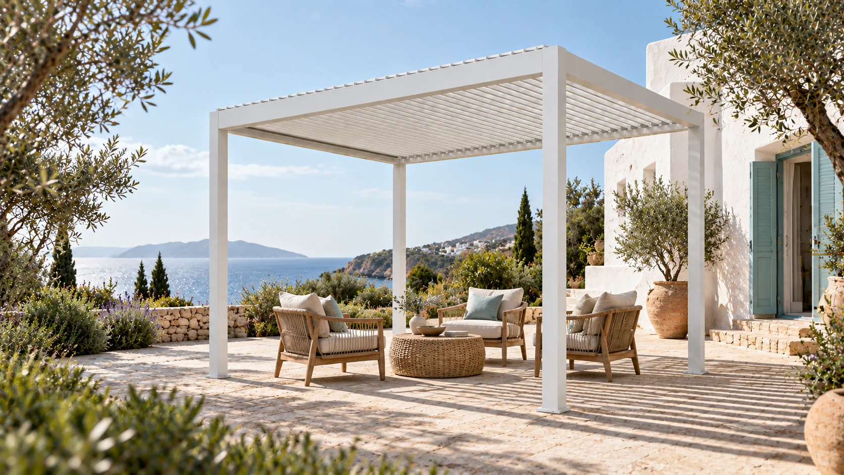 Pergola LUMINA bianca davanti a una villa bianca sul mare