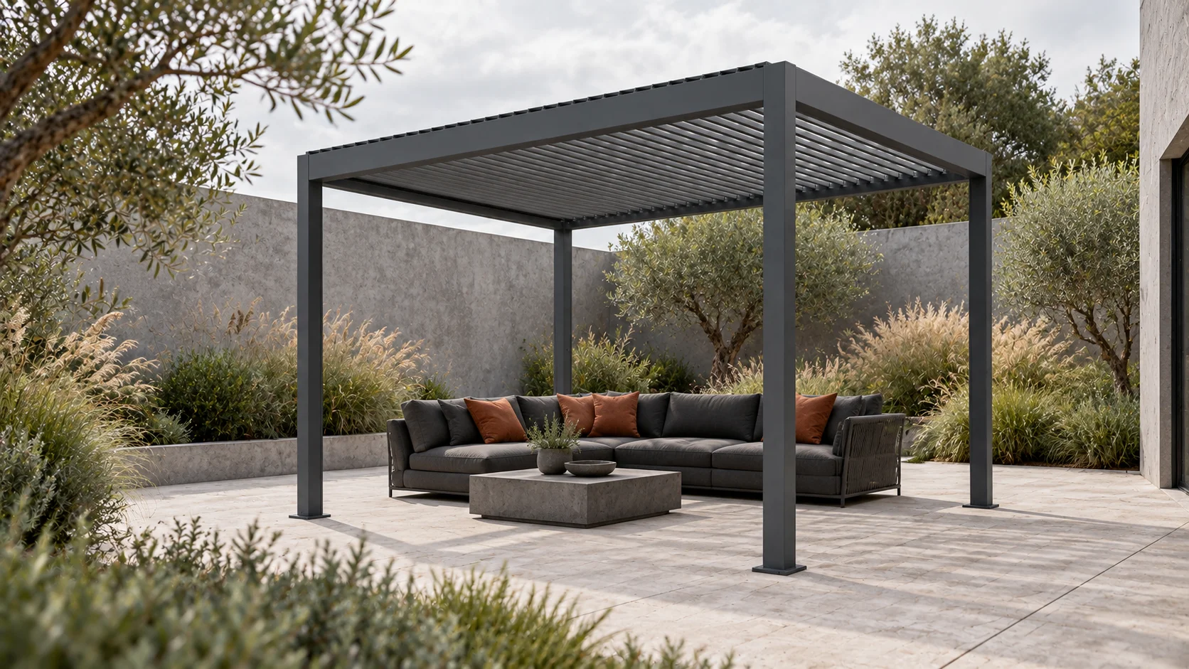 Pergola LUMINA antracite in un cortile con graminacee ornamentali