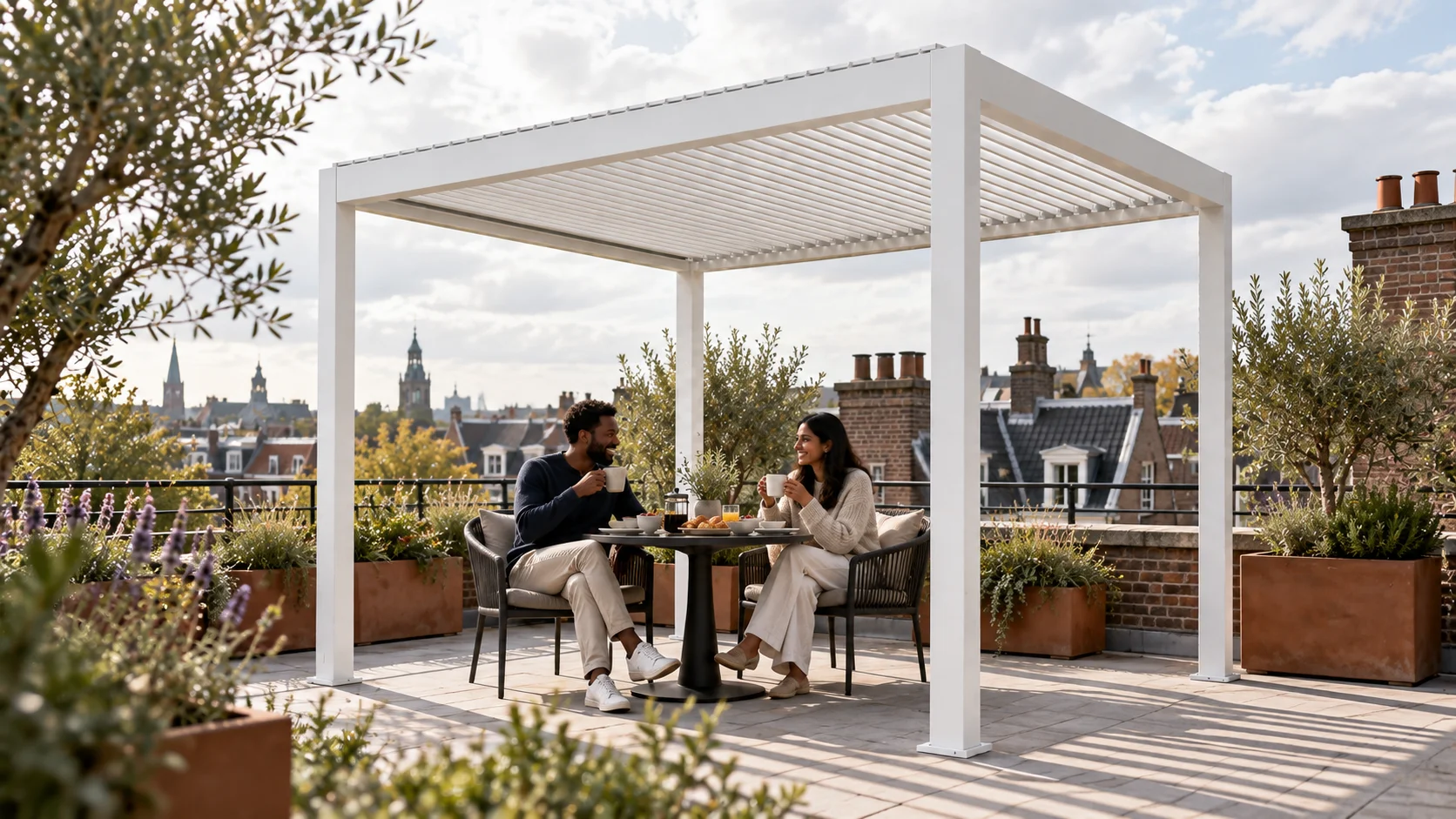 Una coppia fa colazione sotto la pergola LUMINA bianca su una terrazza urbana